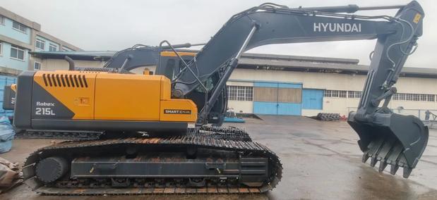 Hyundai 215 Excavator - thumbnail 3