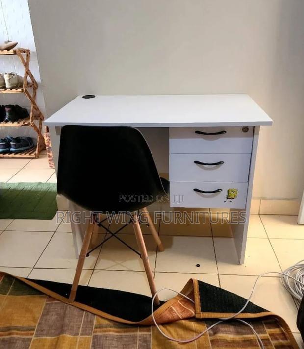 Black Chair +White Office Table - 0.9mm