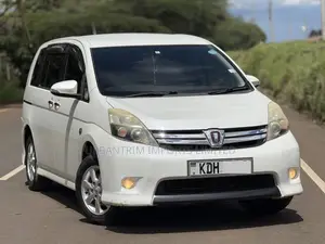 Toyota ISIS 1.8 Platana 2WD 2014 White