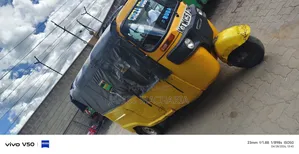 Bajaj Boxer 150 UG 2023 Yellow