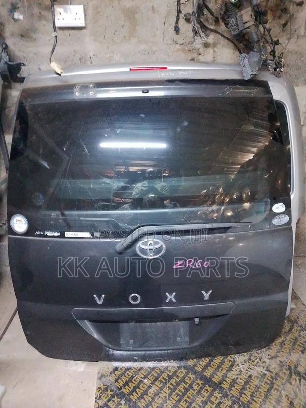 Tailgate Toyota Voxy 2002-2005