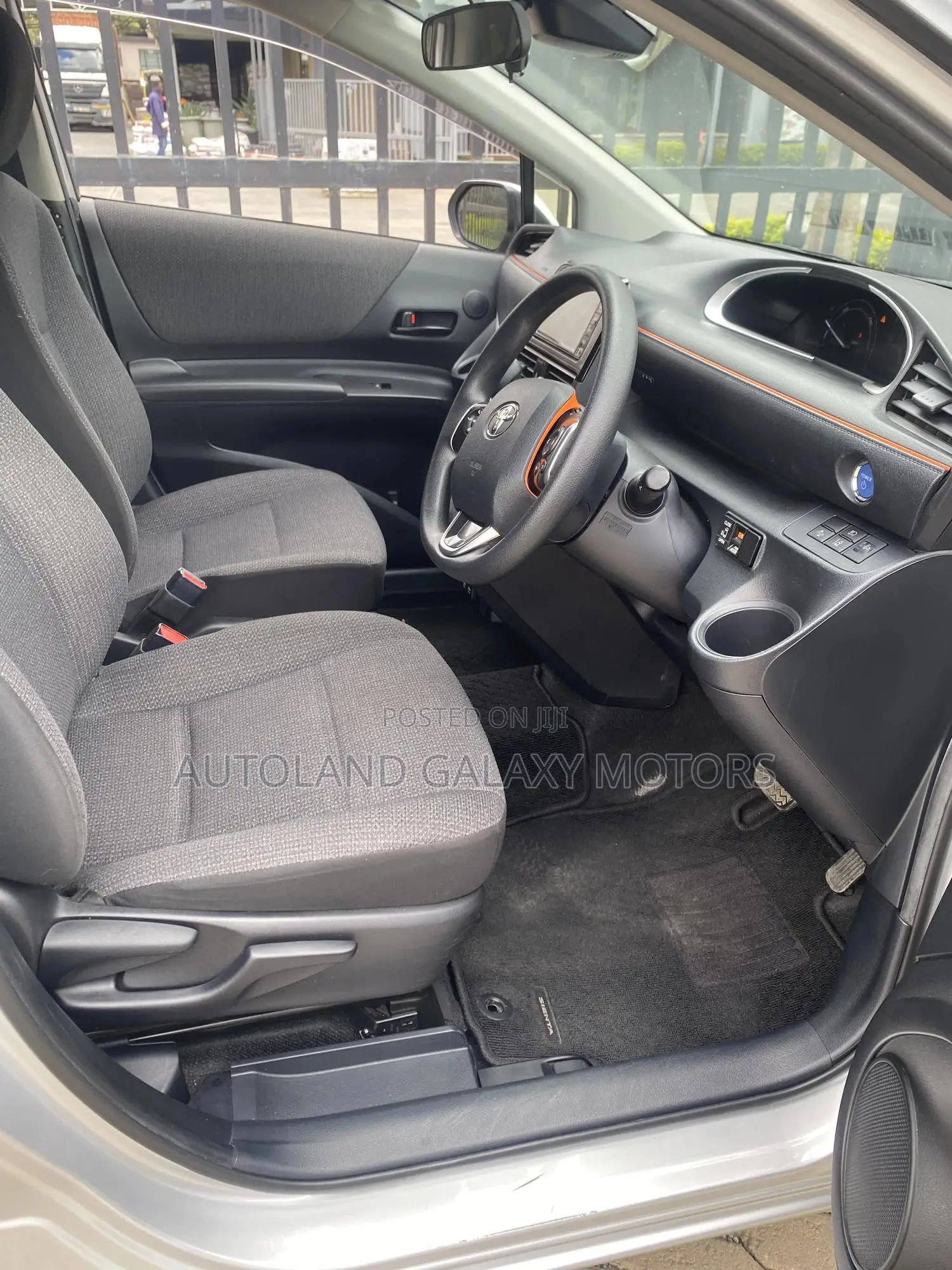 Toyota Sienta 2020 Silver