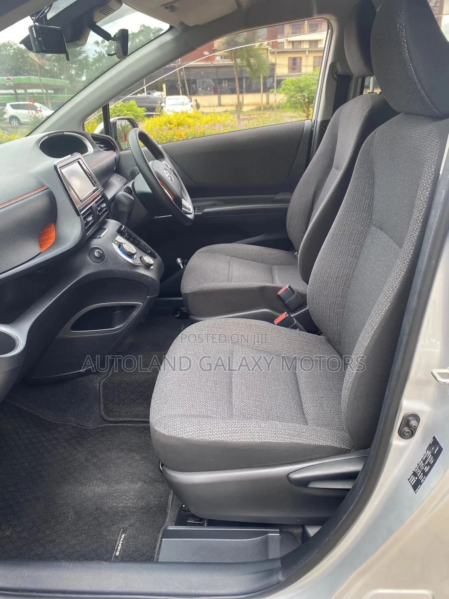Toyota Sienta 2020 Silver