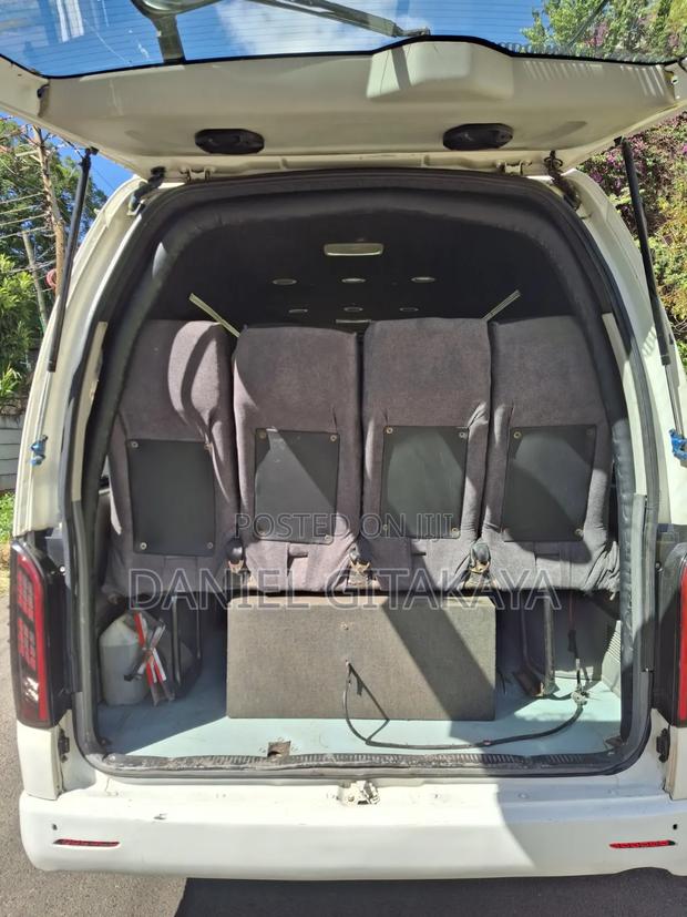 Toyota HiAce 2010 White - thumbnail 7