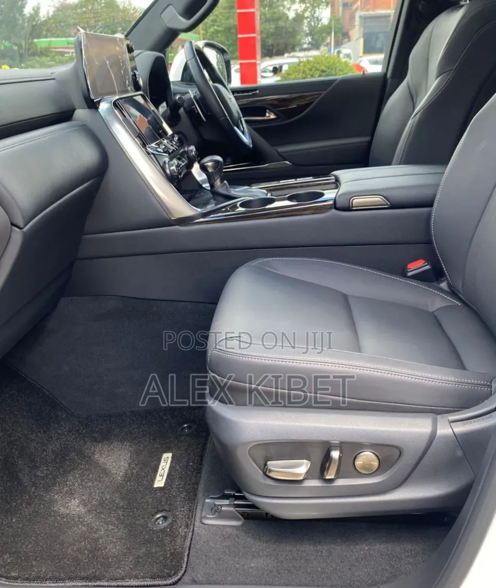 Lexus LX 600 2022 White