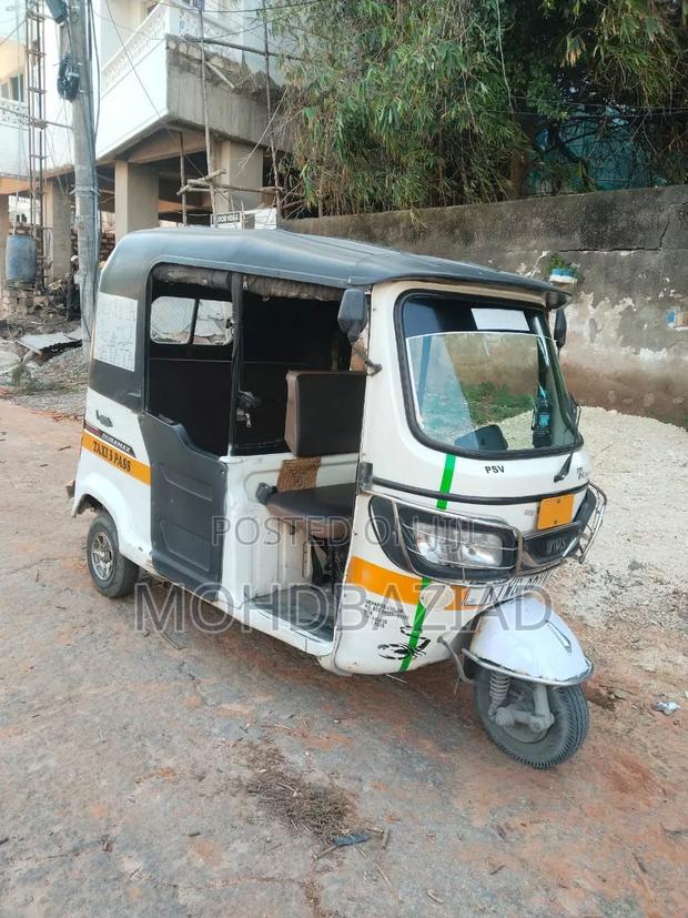 TVS King Deluxe Plus iTouch Start 2023 White - main view