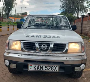 Nissan Hardbody 2000 White