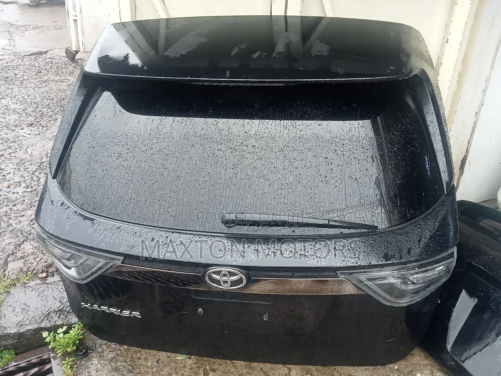 Tailgate Harrier Zsu60 Automatic ( Clear Lights)