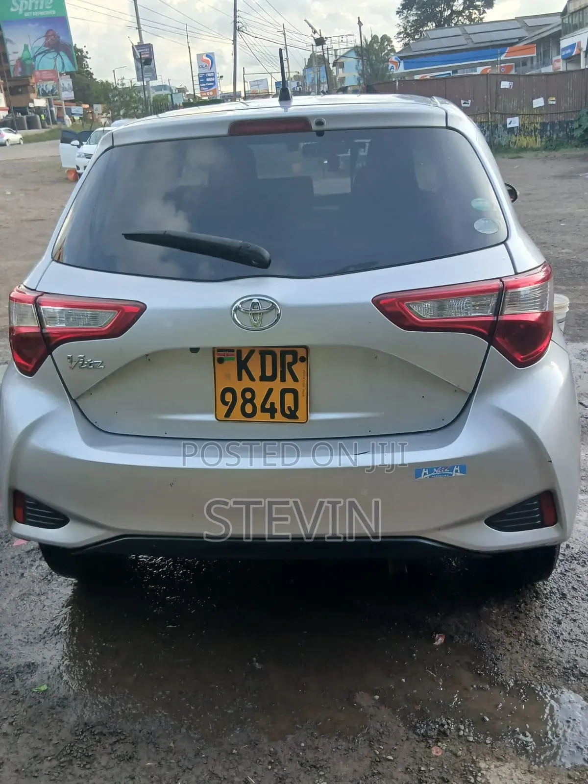 Toyota Vitz 2018 Silver