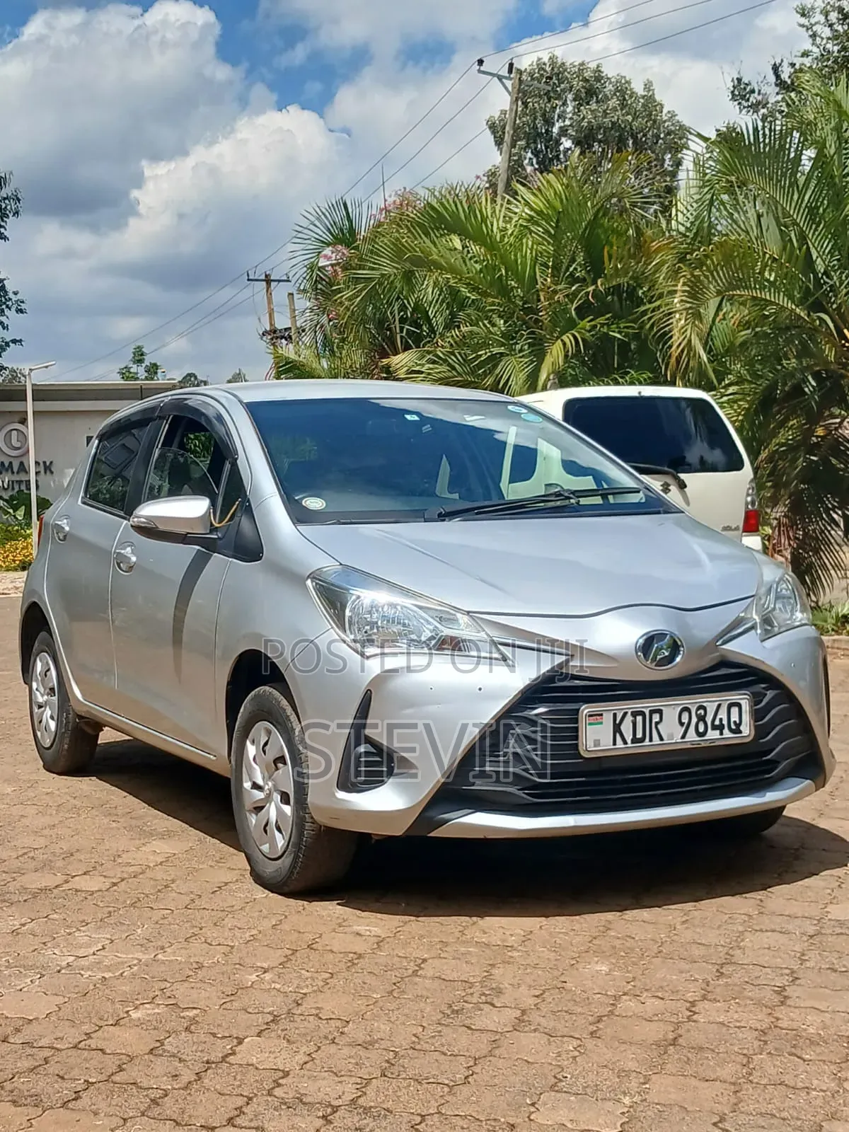 Toyota Vitz 2018 Silver