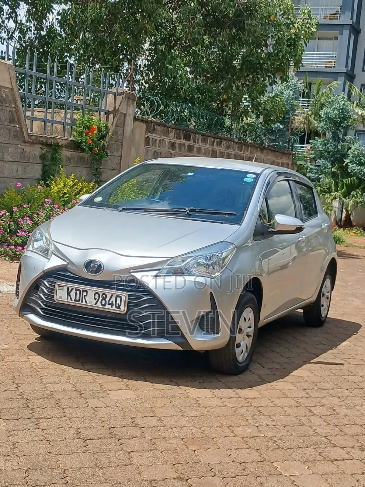 Toyota Vitz 2018 Silver