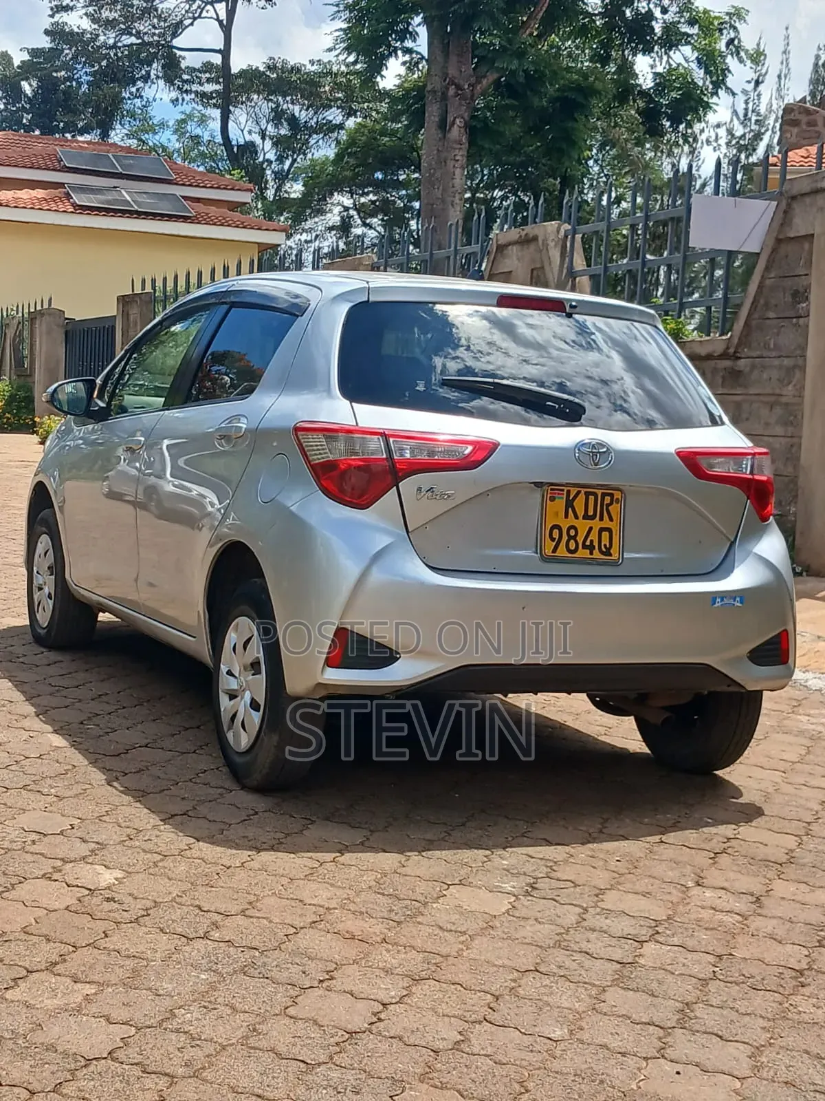 Toyota Vitz 2018 Silver