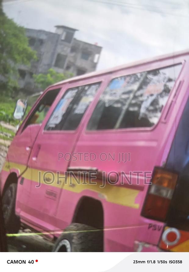 Nissan Caravan (Urvan) 2001 Pink