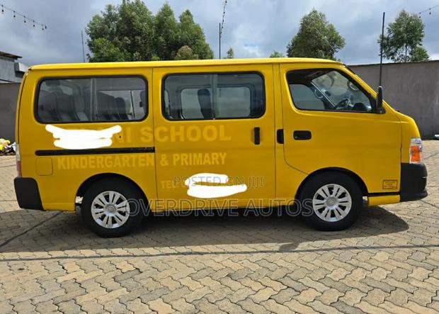 Nissan Caravan (Urvan) 2010 Yellow - thumbnail 3