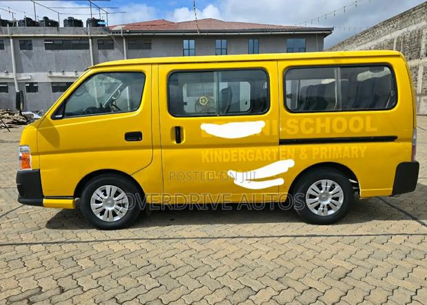 Nissan Caravan (Urvan) 2010 Yellow - thumbnail 4