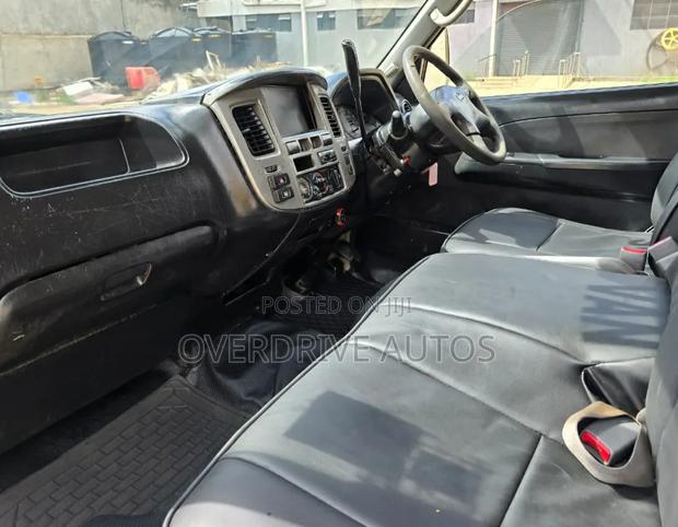 Nissan Caravan (Urvan) 2010 Yellow - thumbnail 5