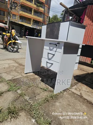 0.9m Desk Available