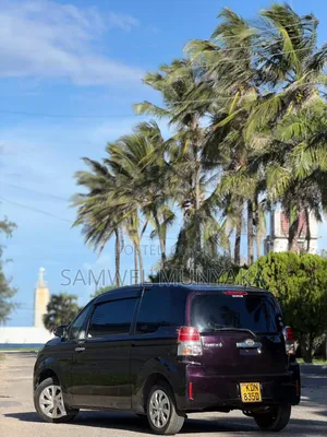 Toyota Spade 1.5 2015 Maroon