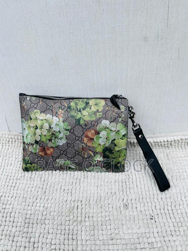 Authentic Gucci Gg Supreme Blooms Small Zip Wristlet Pouch