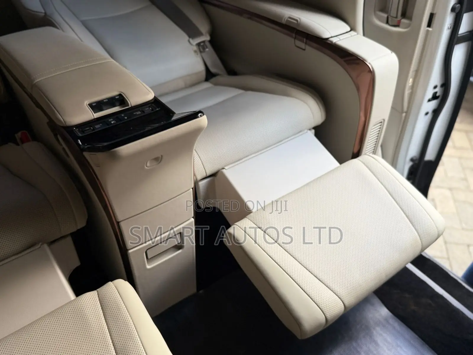 Lexus LM 2024 White