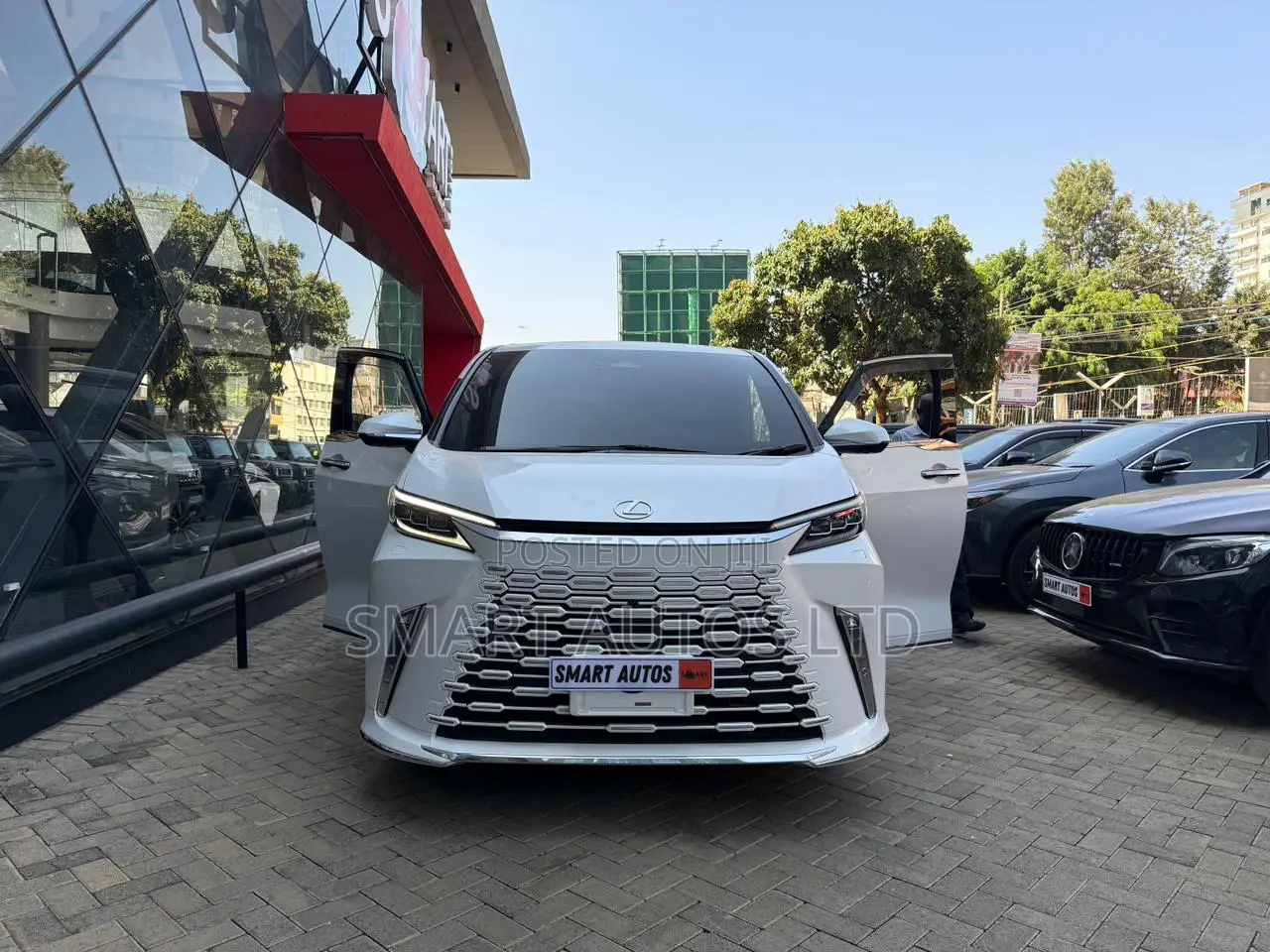 Lexus LM 2024 White
