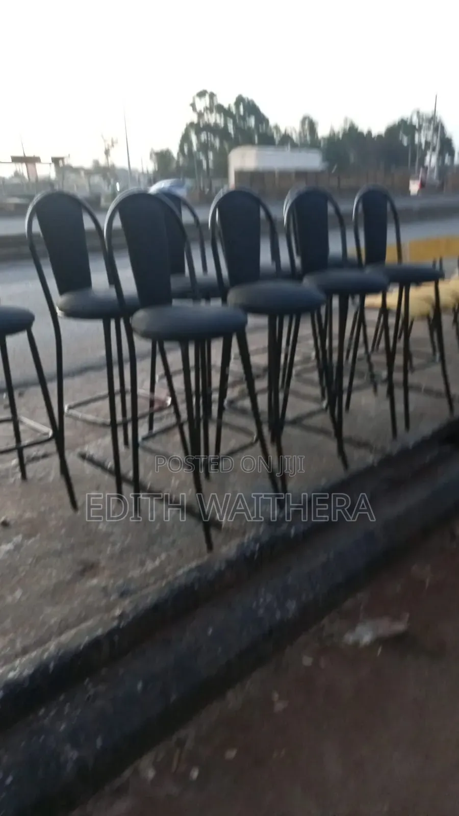 Sinatabus, Bar Stools