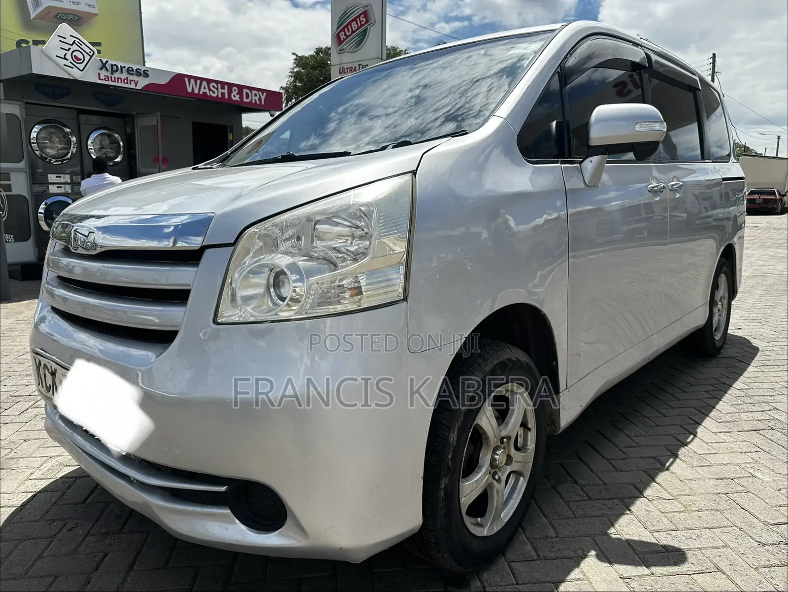Toyota Noah 2011 Silver
