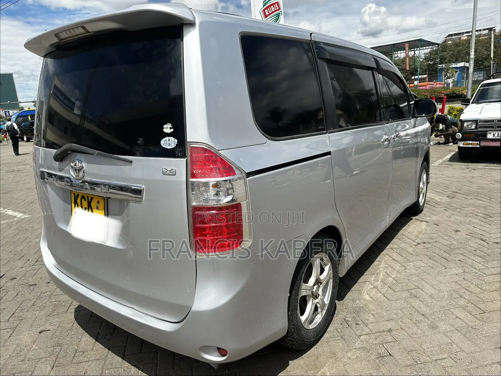 Toyota Noah 2011 Silver