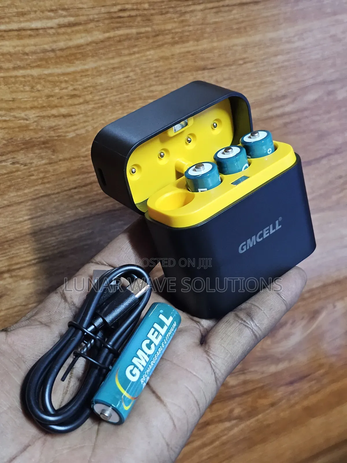 4 Rechargeable Lithium Ion Batteries With Charging Pod