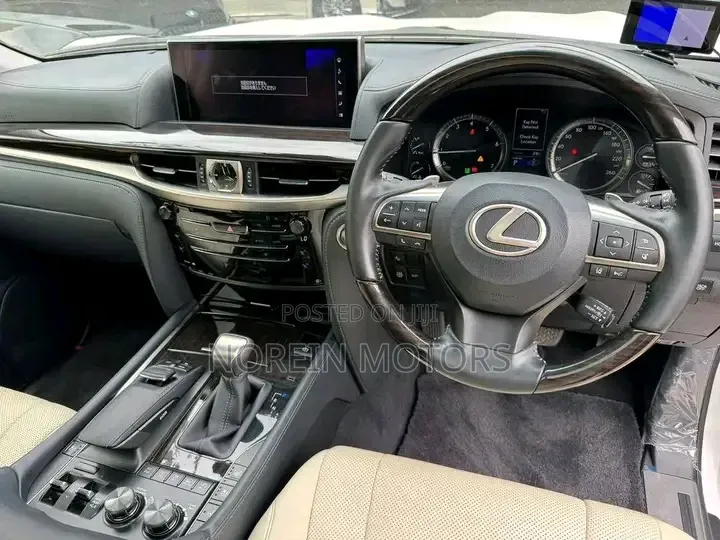 Lexus LX 570 AWD 2019 White