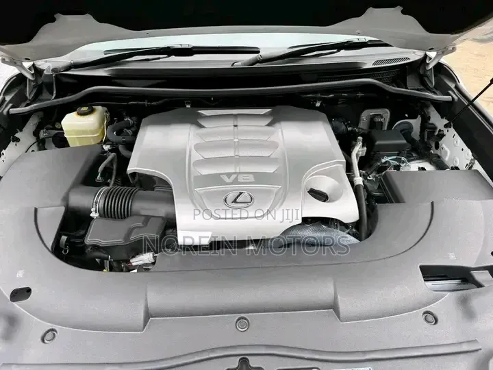 Lexus LX 570 AWD 2019 White