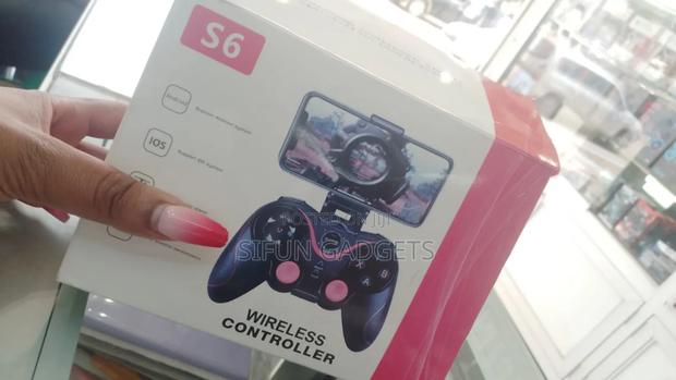 Wireless Controller for Phones and Computers - main view