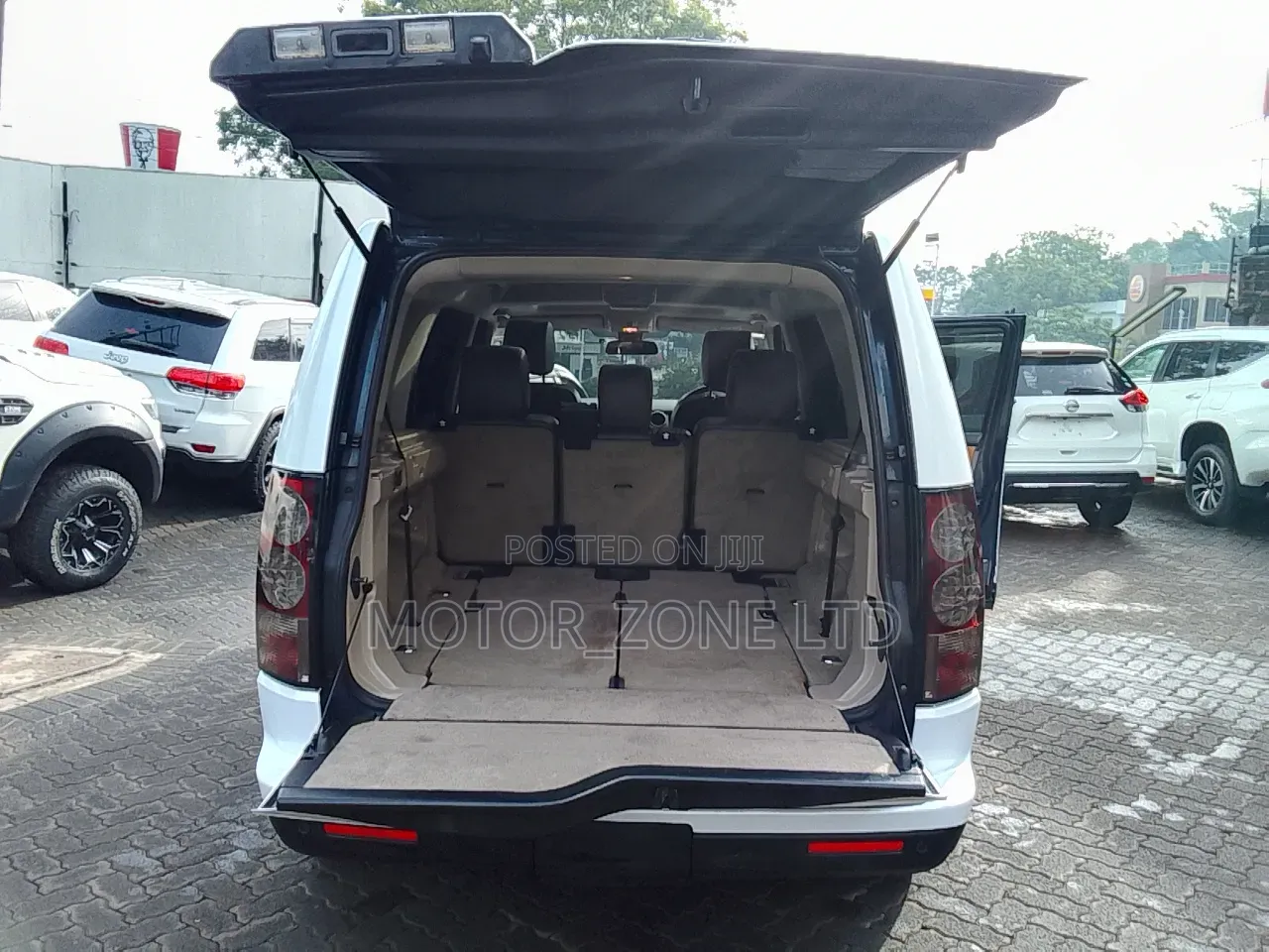 Land Rover Discovery 2013 White