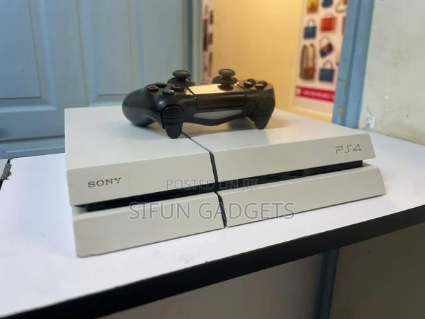 Ps4 Standard, Custom White. Ex Uk