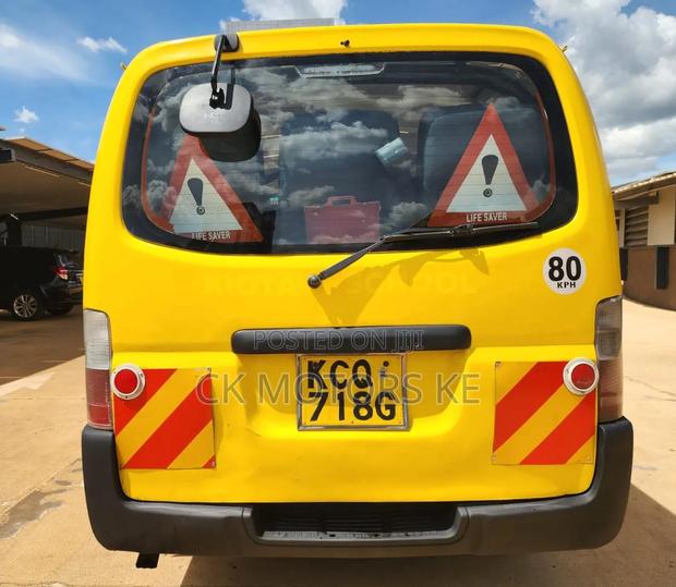 Nissan Caravan (Urvan) 2011 Yellow - thumbnail 8