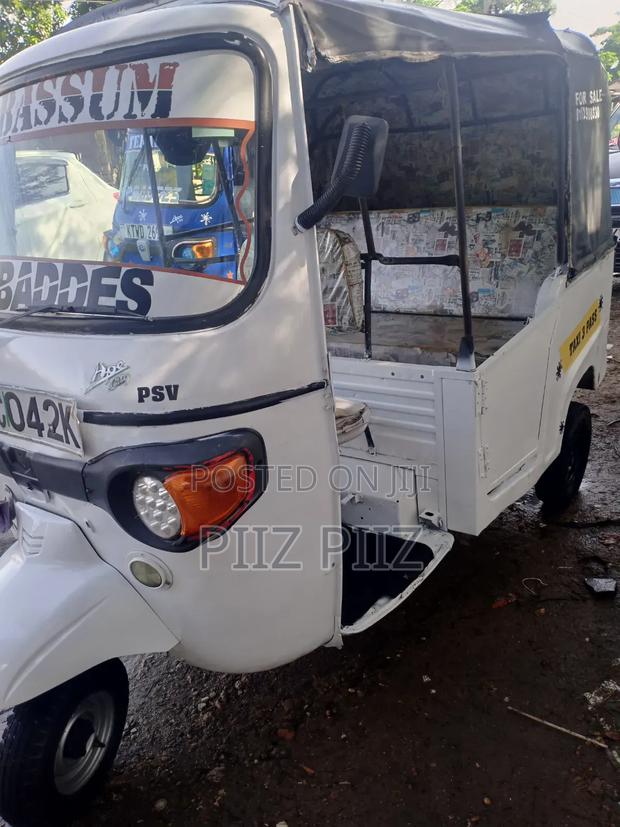 Piaggio 2022 White - thumbnail 2