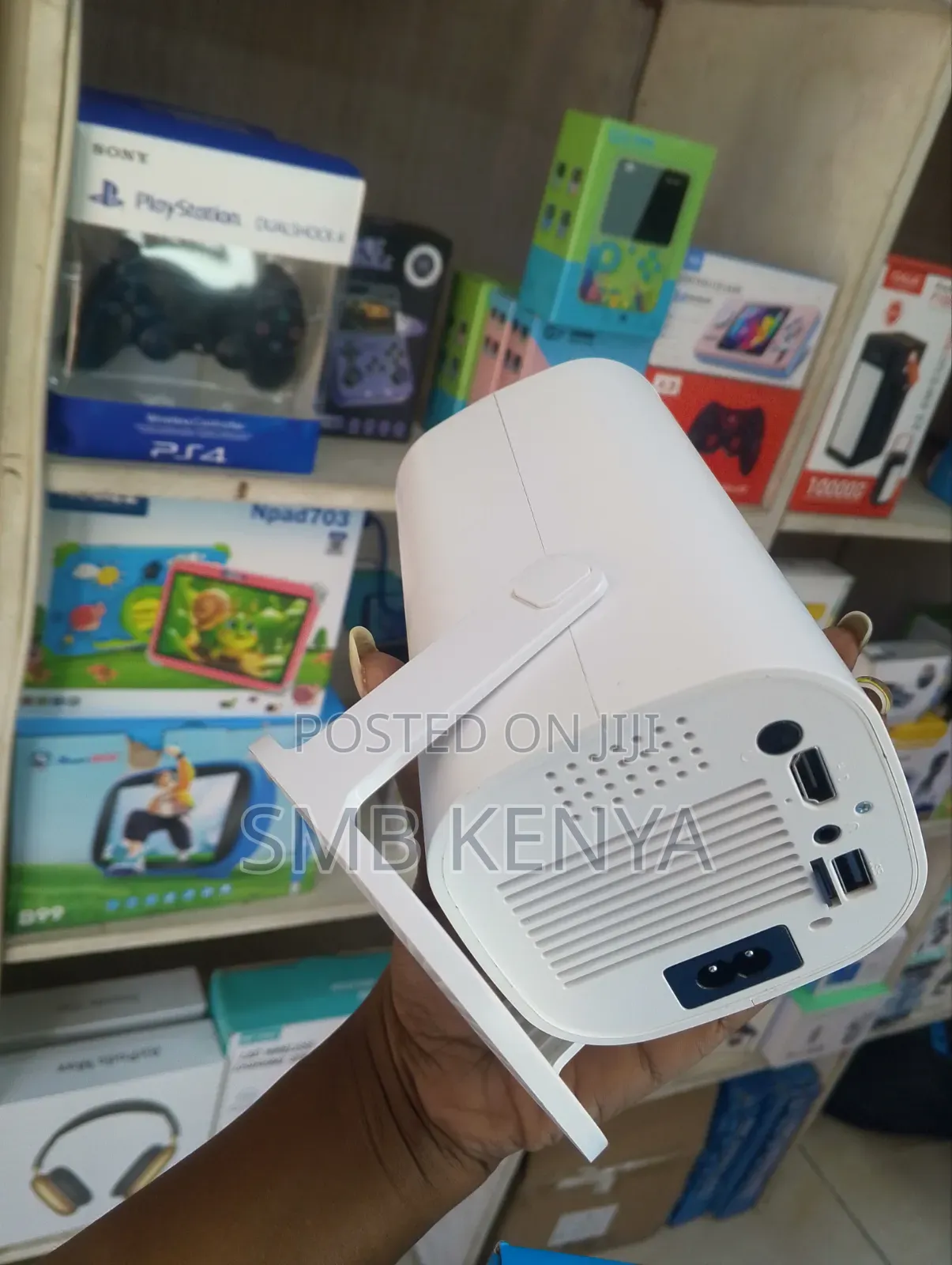  Projector With Retro Gaming Console