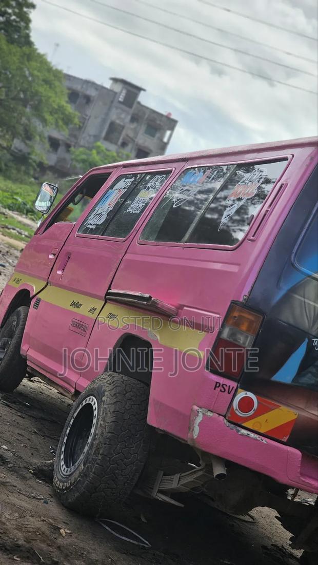 Nissan Caravan (Urvan) 2001 Pink