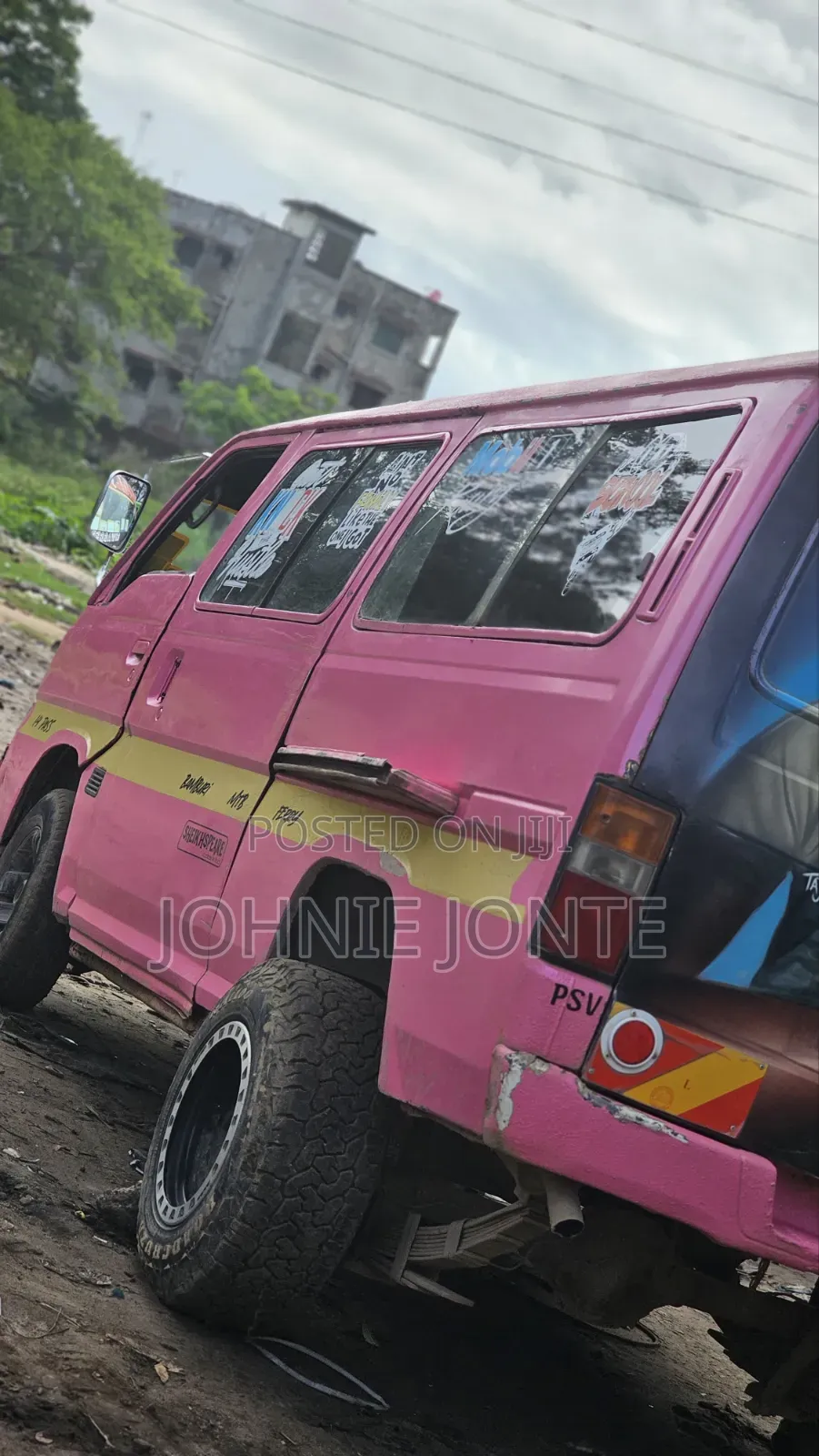 Nissan Caravan (Urvan) 2001 Pink
