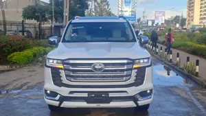 Toyota Land Cruiser LC300 2023 White