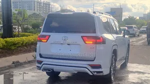 Toyota Land Cruiser LC300 2023 White
