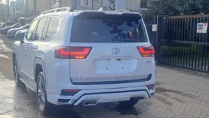 Toyota Land Cruiser LC300 2023 White