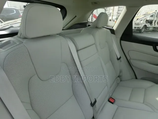 Volvo XC60 T5 Momentum AWD 2019 Beige