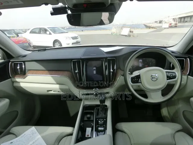 Volvo XC60 T5 Momentum AWD 2019 Beige