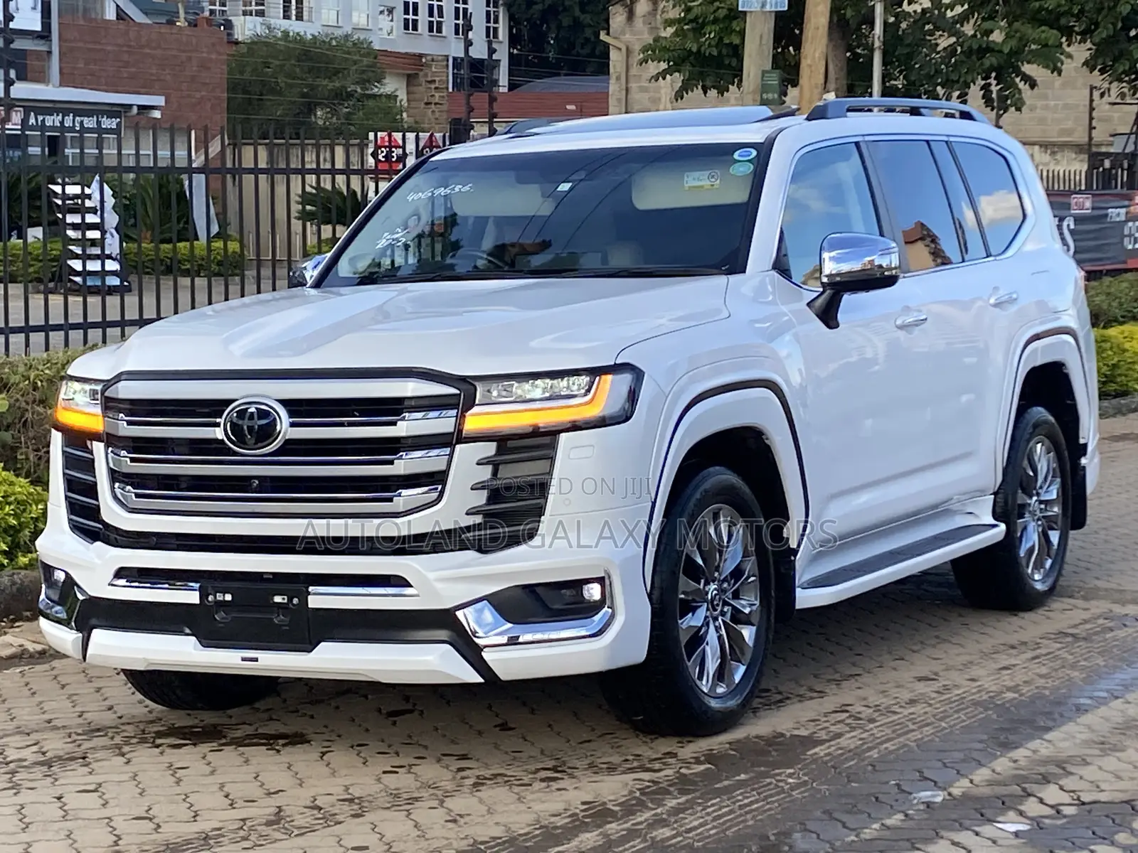Toyota Land Cruiser LC300 2023 White