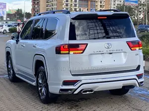 Toyota Land Cruiser LC300 2023 White