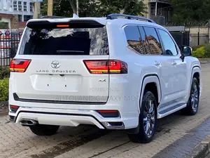 Toyota Land Cruiser LC300 2023 White