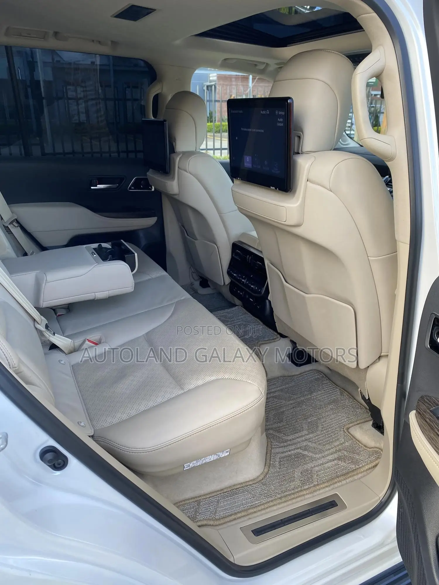 Toyota Land Cruiser LC300 2023 White