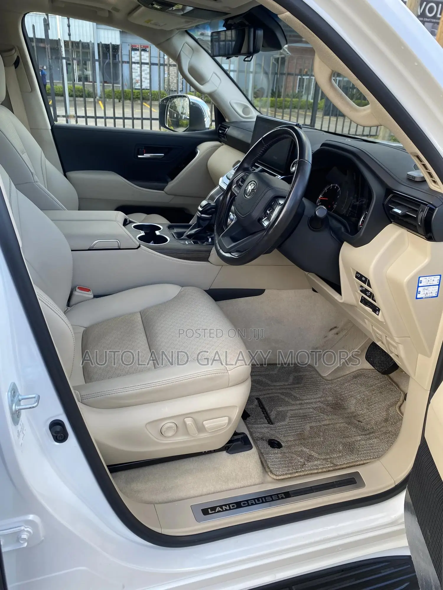 Toyota Land Cruiser LC300 2023 White