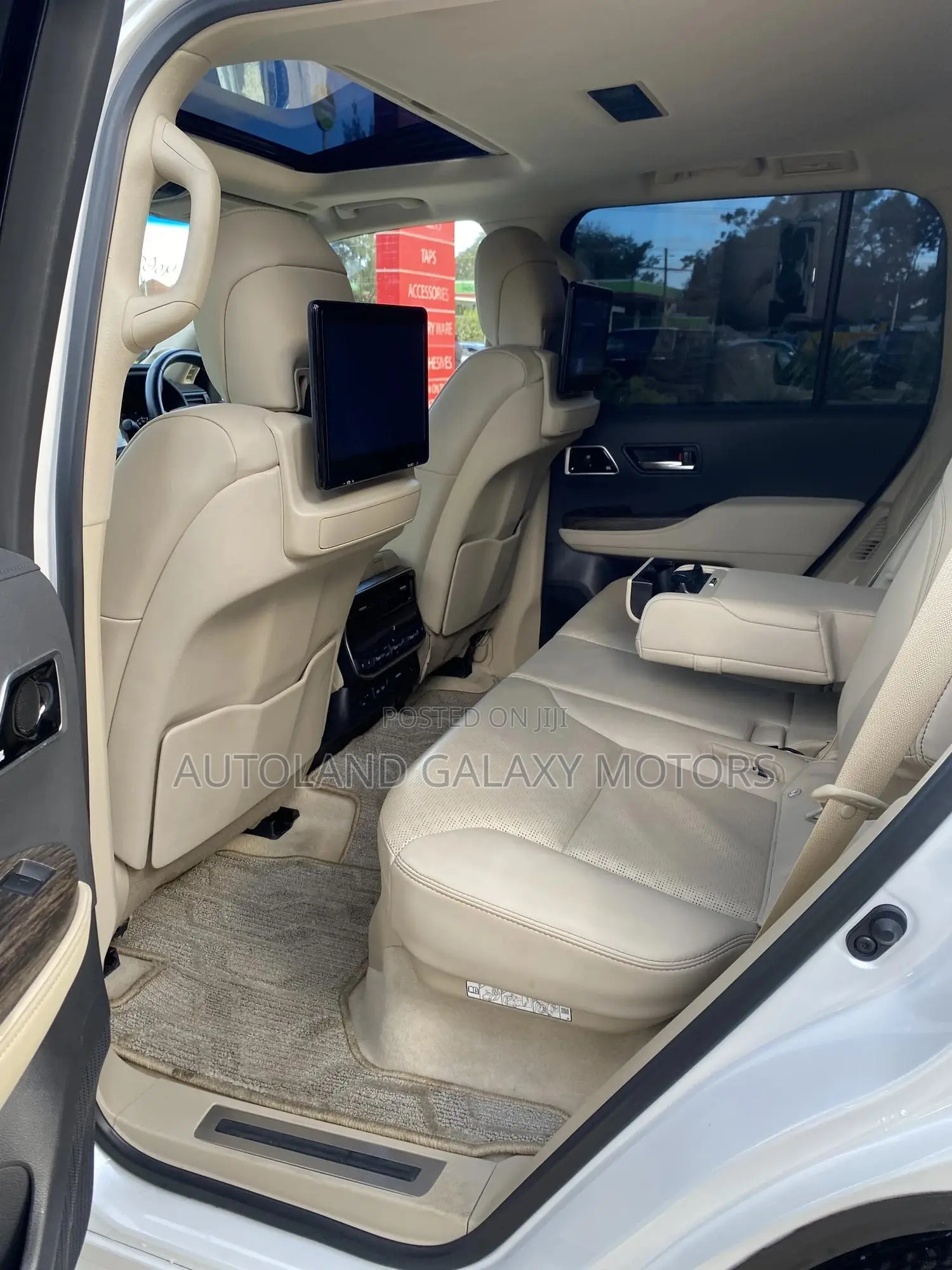Toyota Land Cruiser LC300 2023 White